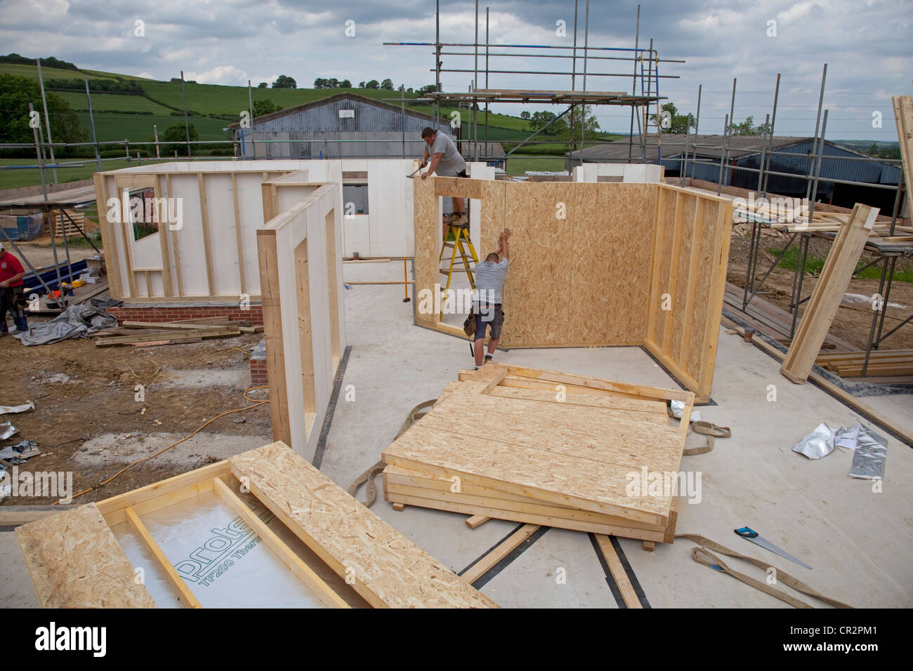 Costruttori di erigere il prigioniero pareti in legno a telaio edificio Colemans Hill Farm Ecobuild Mickleton REGNO UNITO Foto Stock