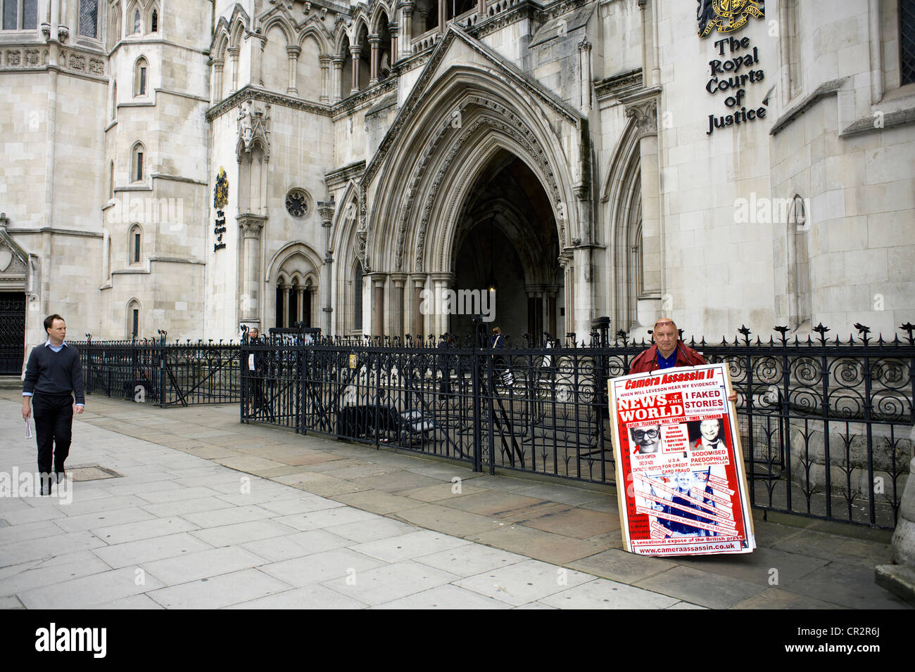 Ex News del mondo fotografo Ian Cutler dimostra durante l'indagine Leveson al di fuori della Royal Courts of Justice Foto Stock