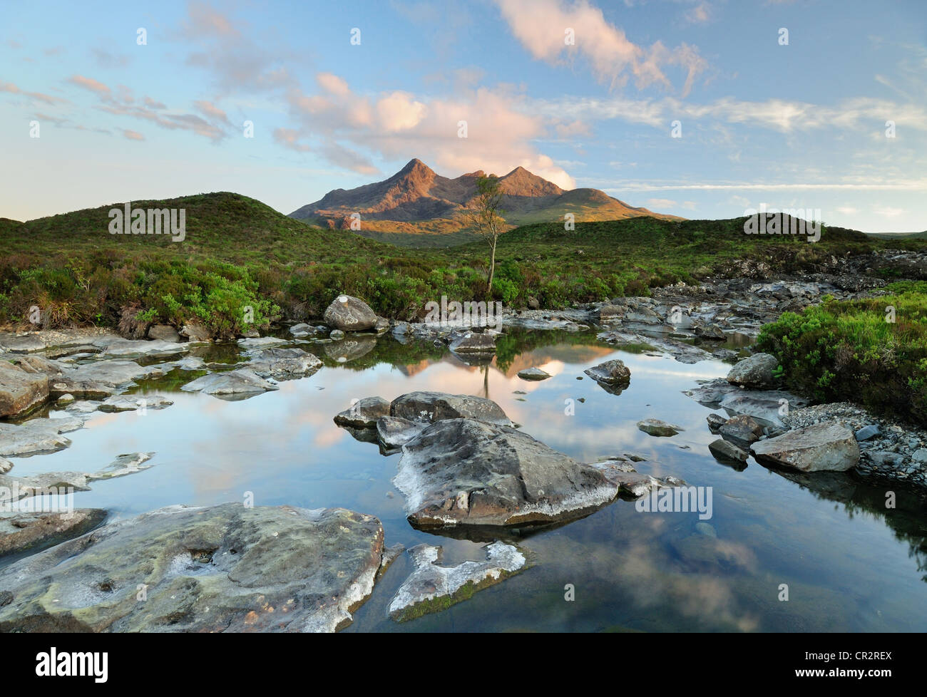 Bella serata sole sul Black Cuillin Hills e una piscina sul Allt Dearg Mor su l'isola di Skye Foto Stock