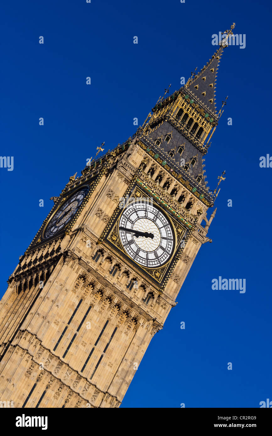 Big Ben orologio da torre contro il cielo blu di Londra Foto Stock