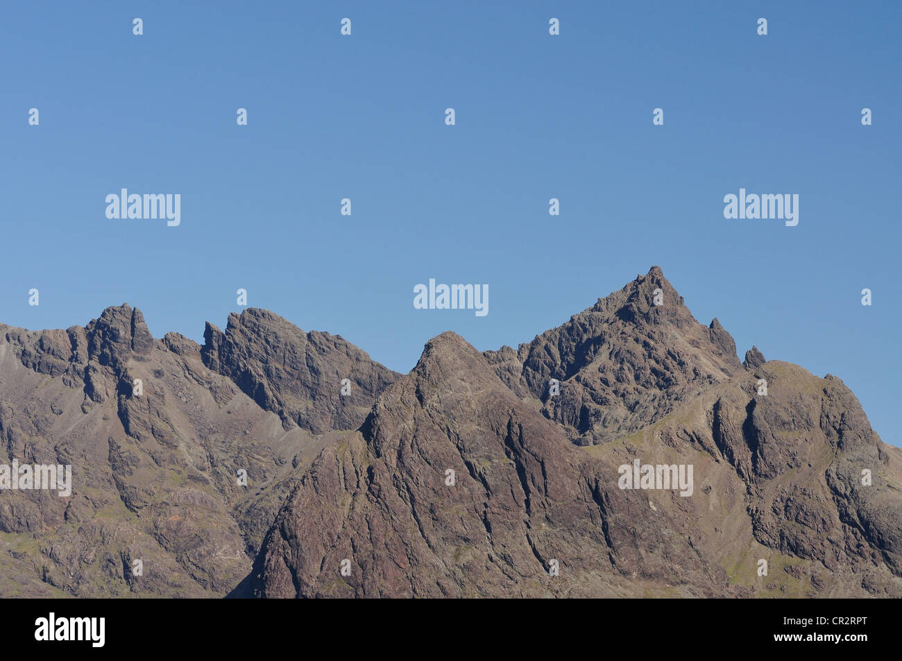 Picchi rocciosi della Black Cuillin montagna cresta sull'Isola di Skye. Am Basteir a sinistra, Sgurr nan Gillean a destra Foto Stock