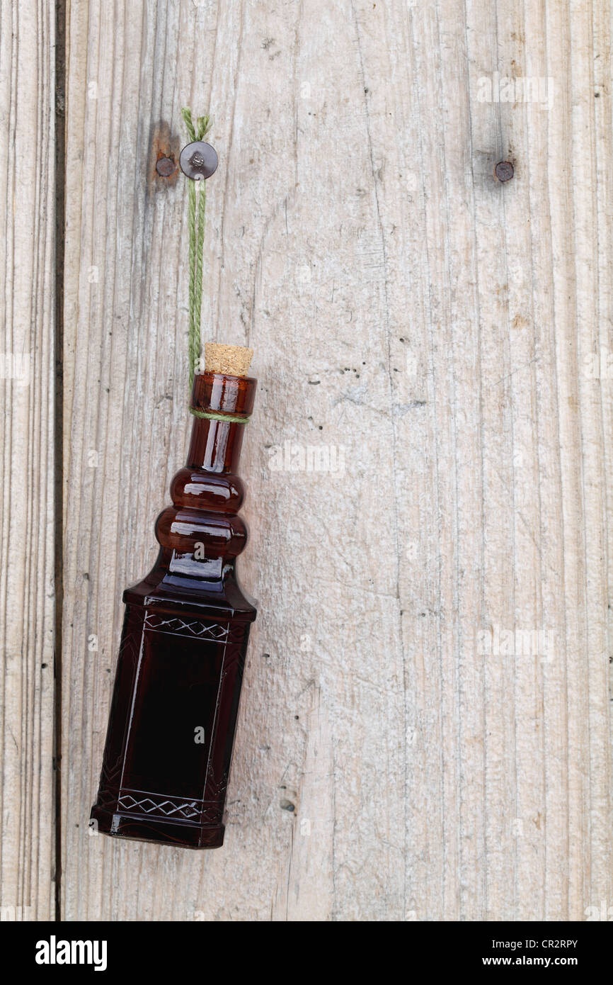 Bottiglia Vintage appeso alla parete in legno Foto Stock