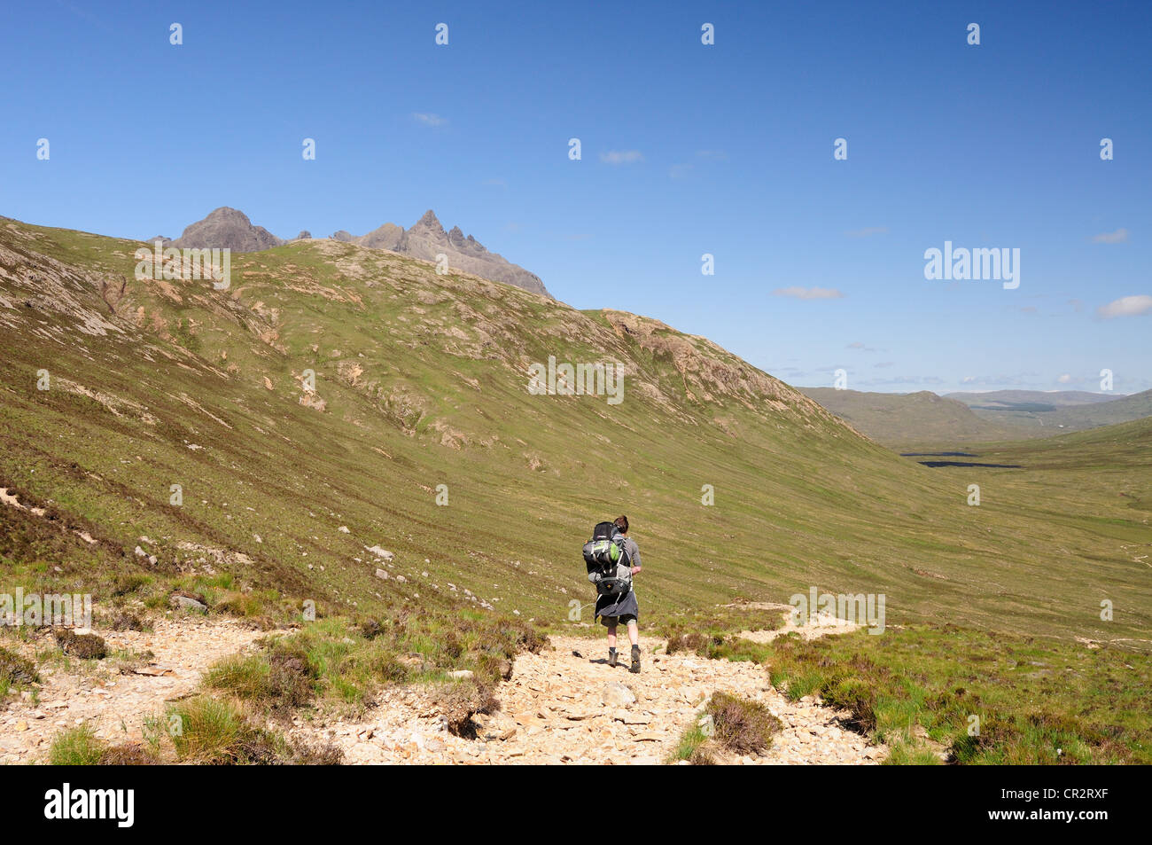 Con lo zaino in spalla sull'Isola di Skye in estate, interno, Ebridi, Highlands scozzesi, Scozia Foto Stock