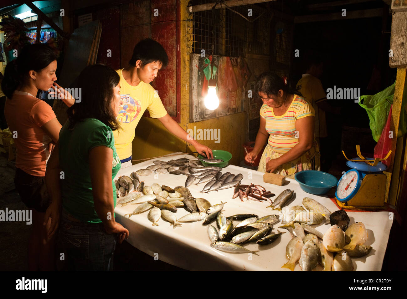 Un fornitore stradale la vendita di pesce fresco. Città Lapu-Lapu, Metro Cebu Mactan Island, Visayas nelle Filippine. Foto Stock