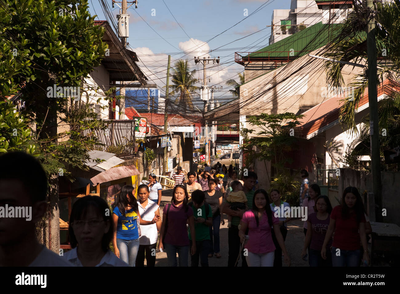 Persone che lasciano la messa del mattino della domenica, che inizia alle 7 del mattino. Città Lapu-Lapu, Metro Cebu Mactan Island, Visayas nelle Filippine. Foto Stock