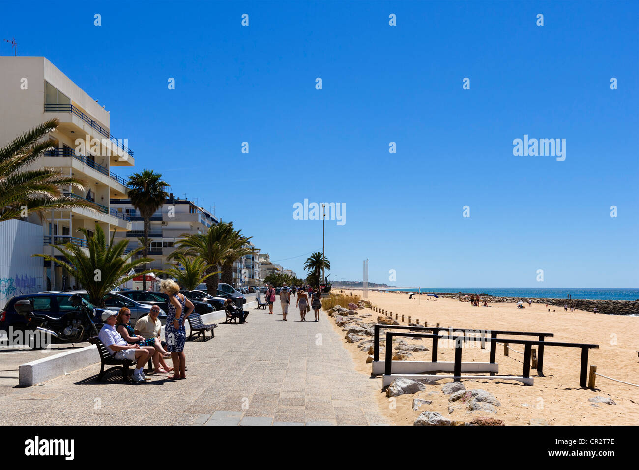 La spiaggia e la passeggiata sul lungomare in Quarteira, Algarve, PORTOGALLO Foto Stock