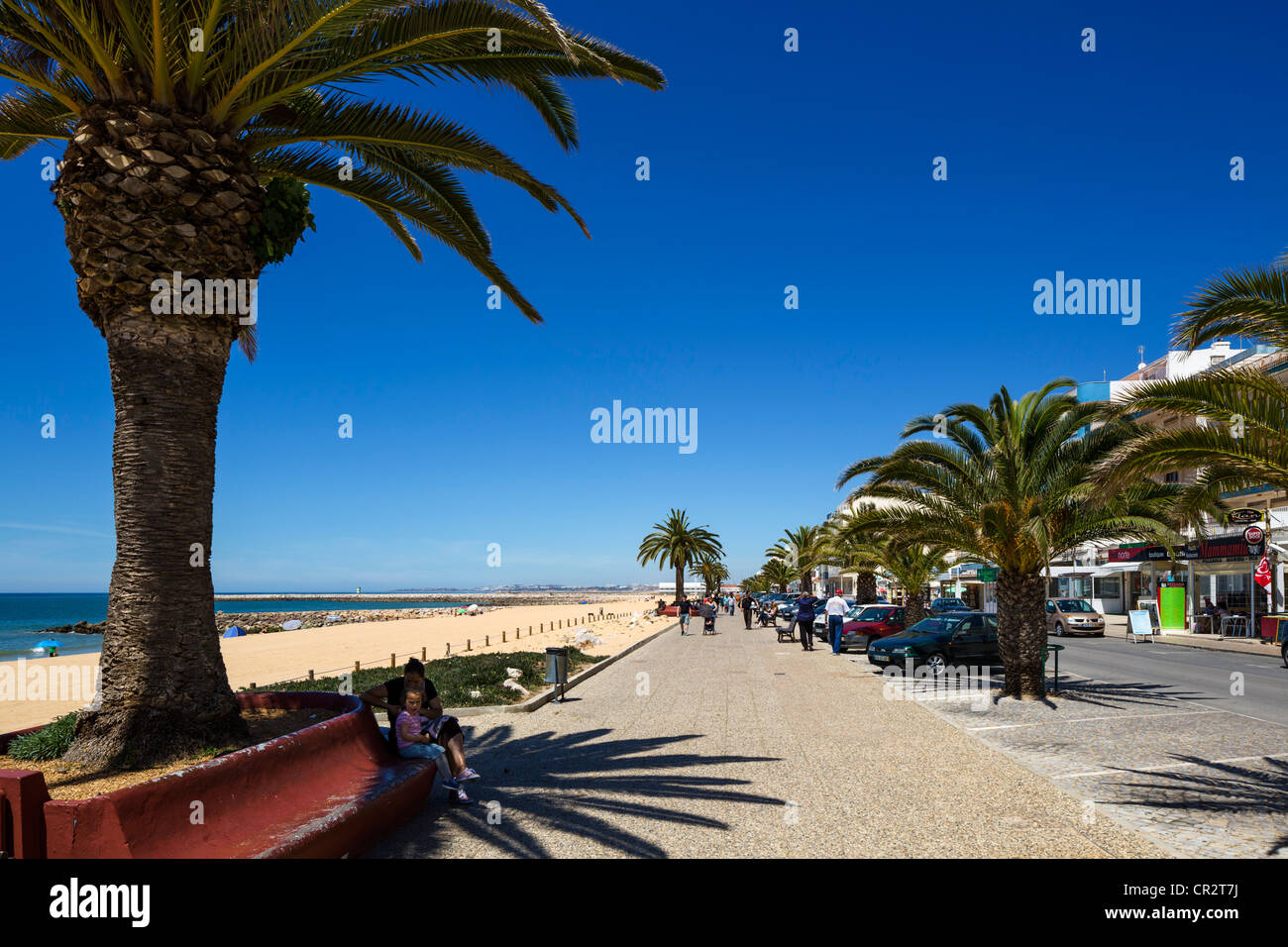 La spiaggia e la passeggiata sul lungomare in Quarteira, Algarve, PORTOGALLO Foto Stock