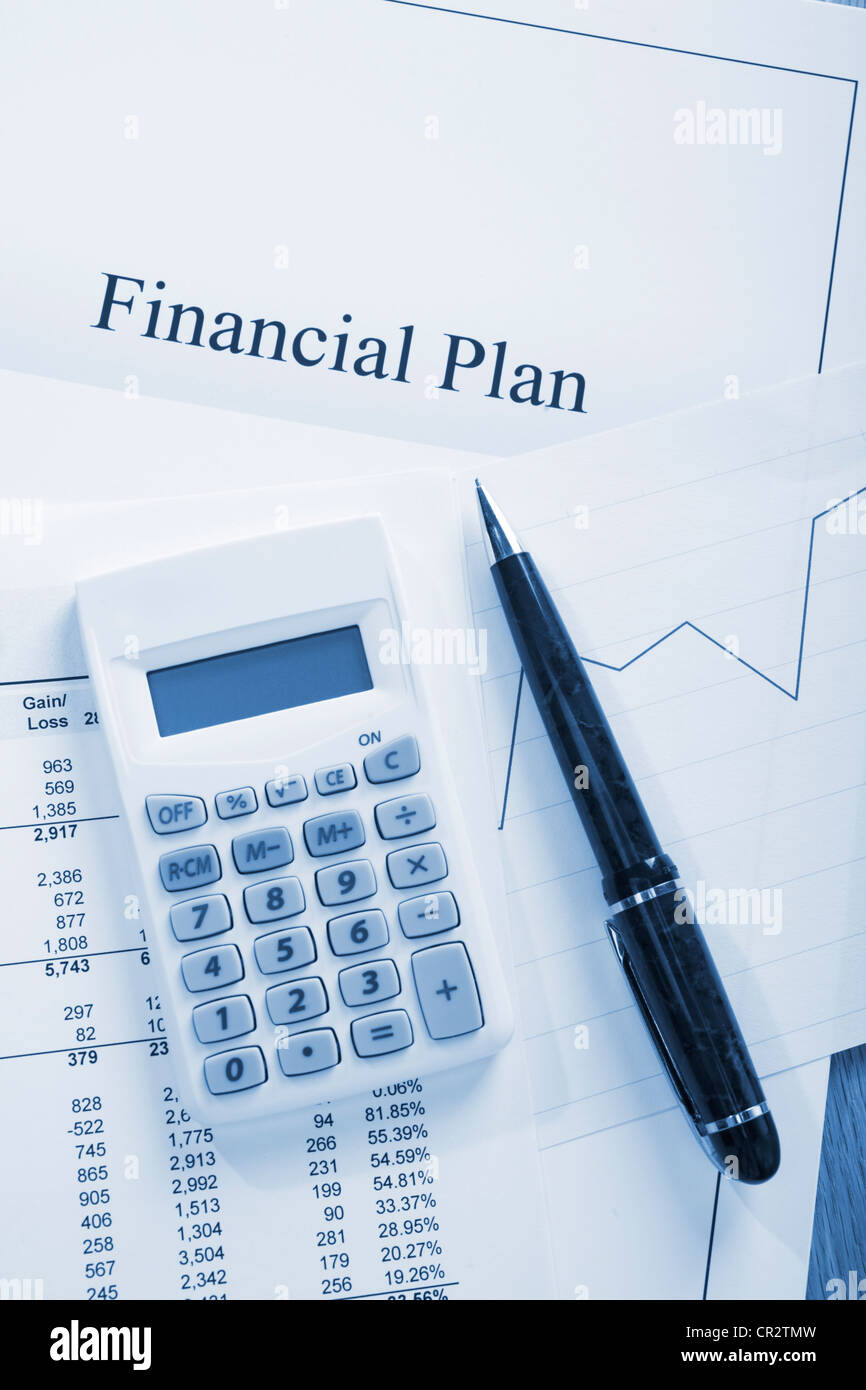 Piano finanziario e i requisiti associati - grafico, figure, matita, calcolatrice Foto Stock