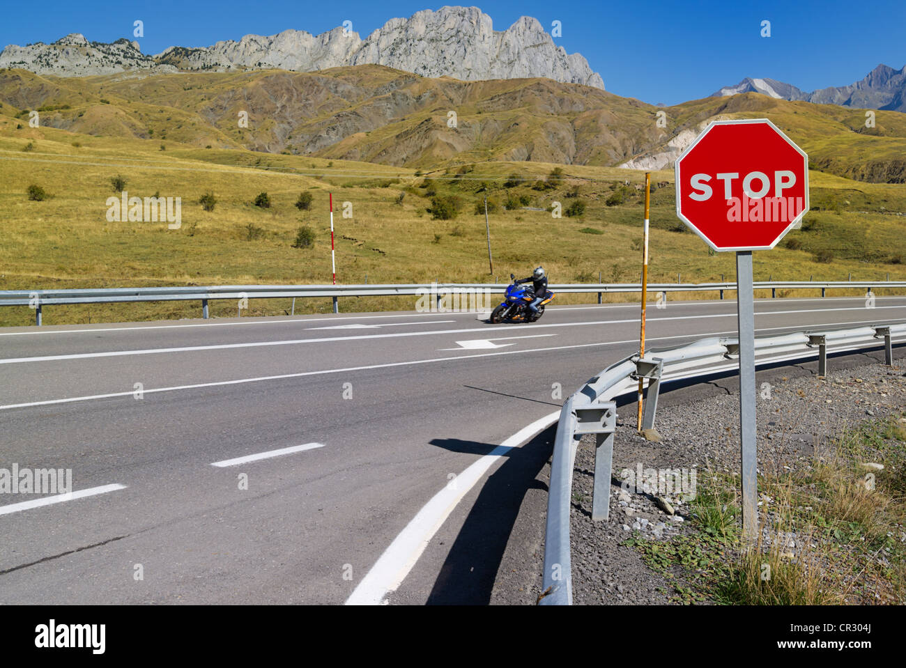 Il segnale di arresto sul mountain pass road a El Portalet, cresta di confine fra le regioni di Aragona e il dipartimento francese della Foto Stock