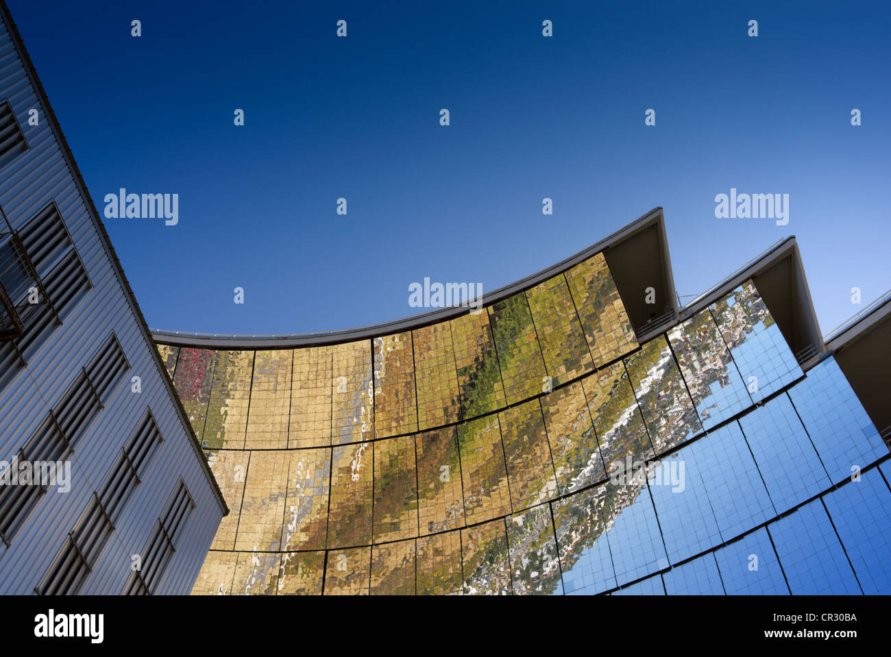 Forno solare, le Grand quattro Solaire d'Odeillo, 1000 kW potenza termica  stazione, vista dettagliata di specchio parabolico Foto stock - Alamy