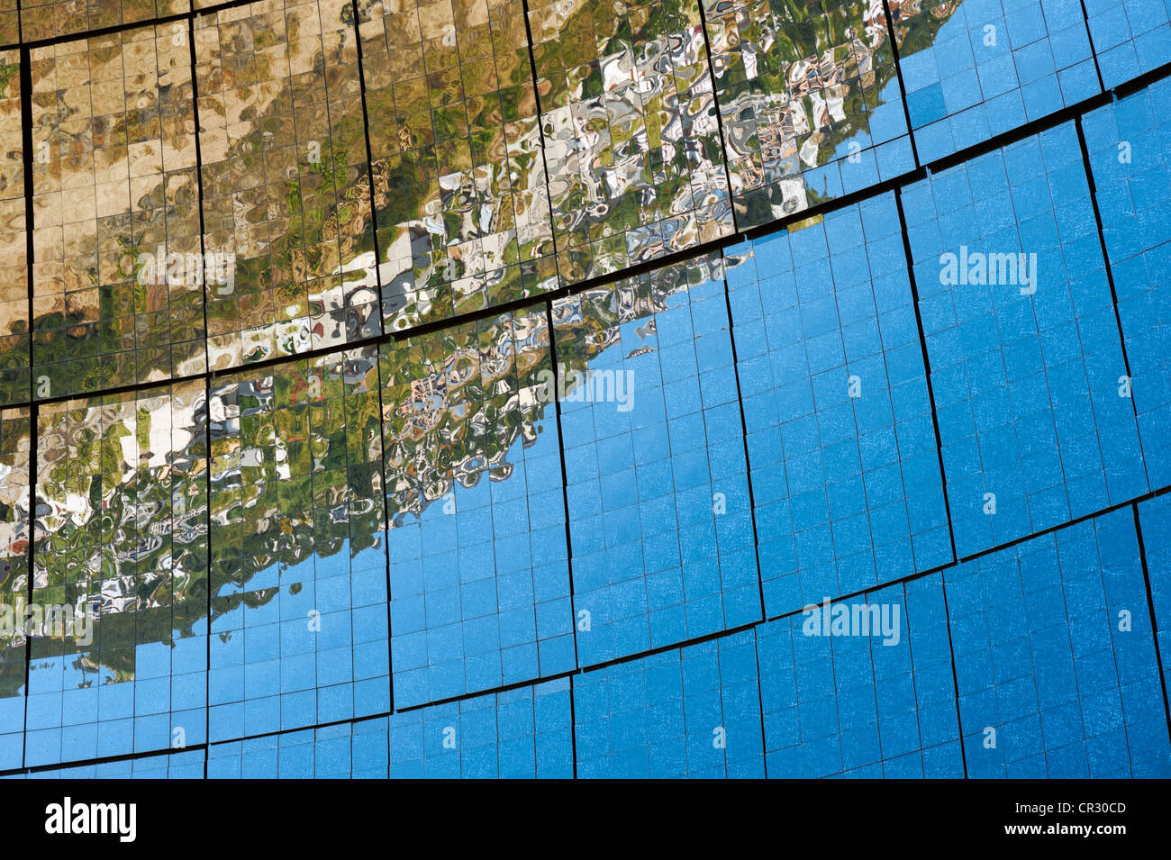 Forno solare, le Grand quattro Solaire d'Odeillo, 1000 kW potenza termica stazione, vista dettagliata di specchio parabolico Foto Stock