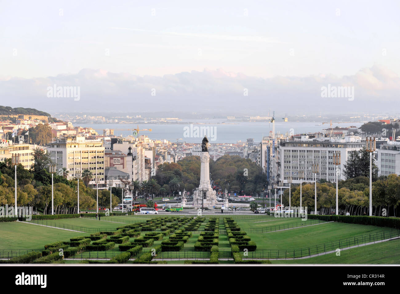 Parque Eduardo VII park, vista dall'estremità nord del parco verso Praça Marques de Pombal, verso il centro della città Foto Stock