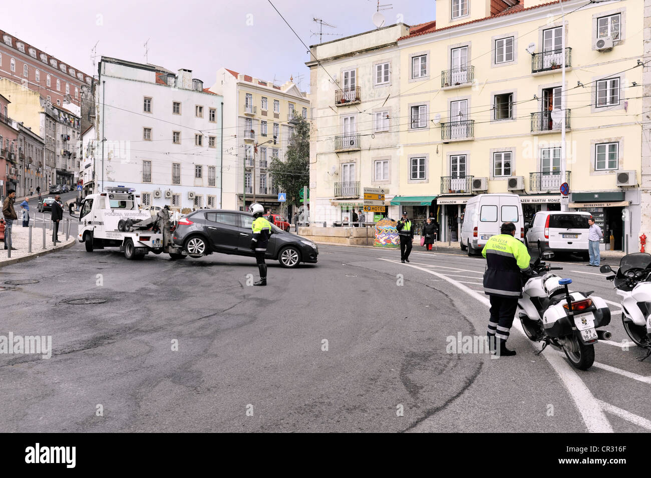 Auto è trainato a causa del parcheggio illegale, Policia Municipal Lisboa, il centro della città di Lisbona Lisboa Portogallo, Europa Foto Stock