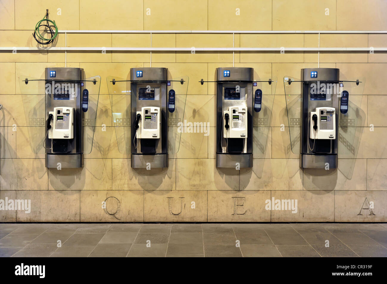 Telefoni pubblici, Cais do Sodré station hall, Lisbona, Portogallo, Europa Foto Stock