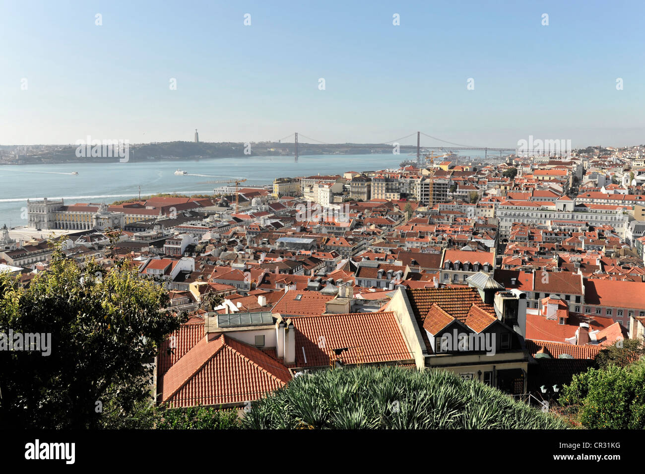 Viste attraverso il centro storico e il Rio Tejo o fiume Tago da viewpoint Portas do Sol, Lisbona Lisboa Portogallo, Europa Foto Stock