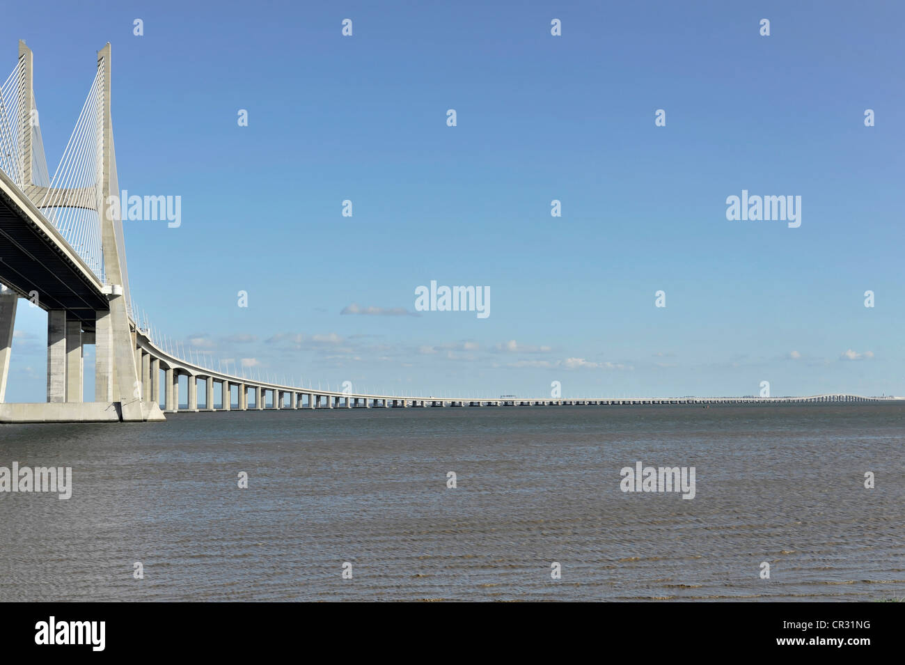 Dal ponte Vasco da Gama, Ponte Vasco da Gama, inizio della costruzione nel 1995, 17,2 km, Lisbona, Portogallo, Europa Foto Stock