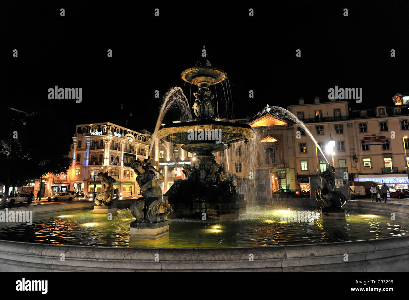 Fontana di bronzo in Praça Rossio di notte, Baixa, Lisbona, Portogallo, Europa Foto Stock