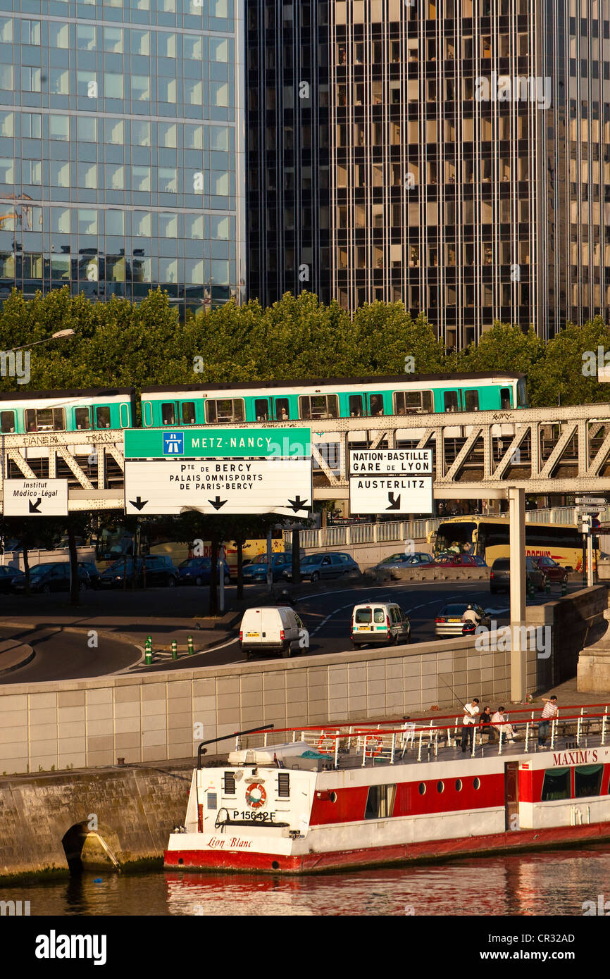 Francia, Parigi, il ponte della metropolitana e la stazione ferroviaria Gare de Lyon area Sulle rive della Senna Foto Stock