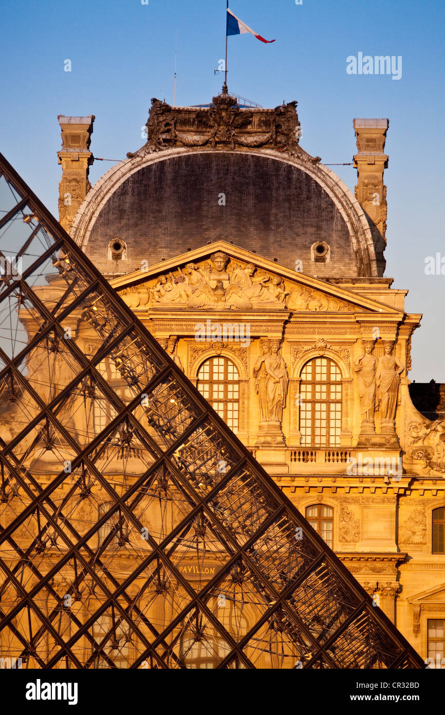 Francia, Parigi, il museo e la Piramide del Louvre dall architetto Ieoh Ming Pei Foto Stock