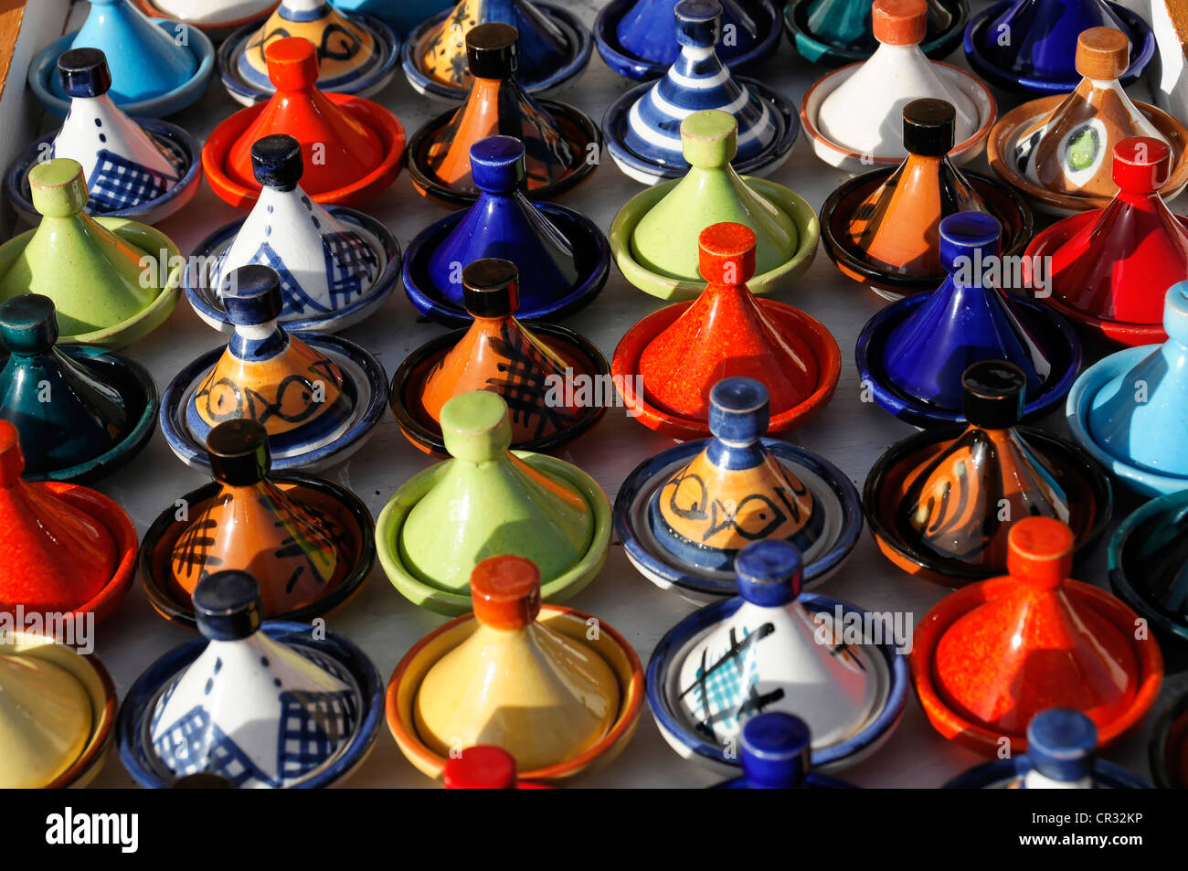 Tajines tradizionali o gli ingredienti di base di una tagine, souvenir, stallo del mercato, Ait Benhaddou, Marocco, Africa Foto Stock