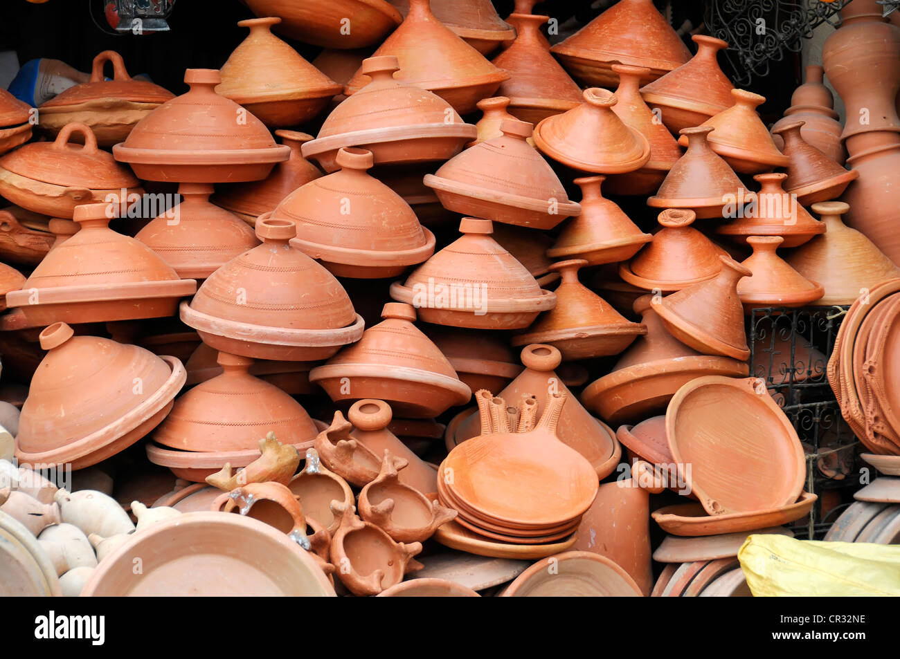Tajine tradizionale o Tagine per la vendita, street vending, centro storico, nei souks di Meknes, Marocco, Africa del Nord Foto Stock