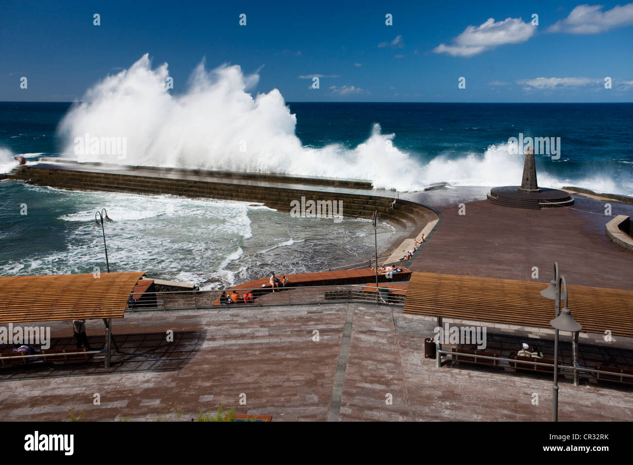 Alta di onde che si infrangono presso la piscina di acqua di mare in Bajamar, Tenerife, Spagna, Europa Foto Stock