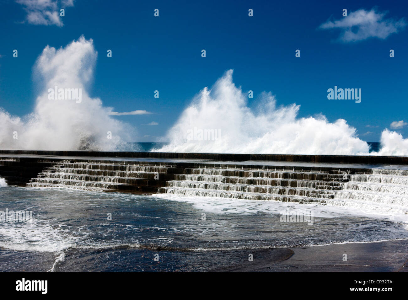 Alta di onde che si infrangono presso la piscina di acqua di mare in Bajamar, Tenerife, Spagna, Europa Foto Stock