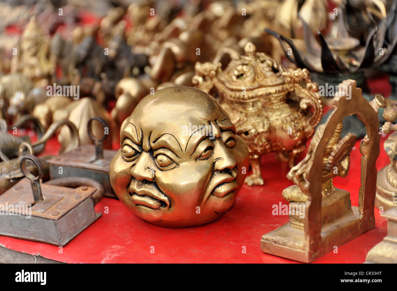Le figure in bronzo, street trading, stallo del mercato, Orchha, Madhya Pradesh, India del Nord, India, Asia Foto Stock