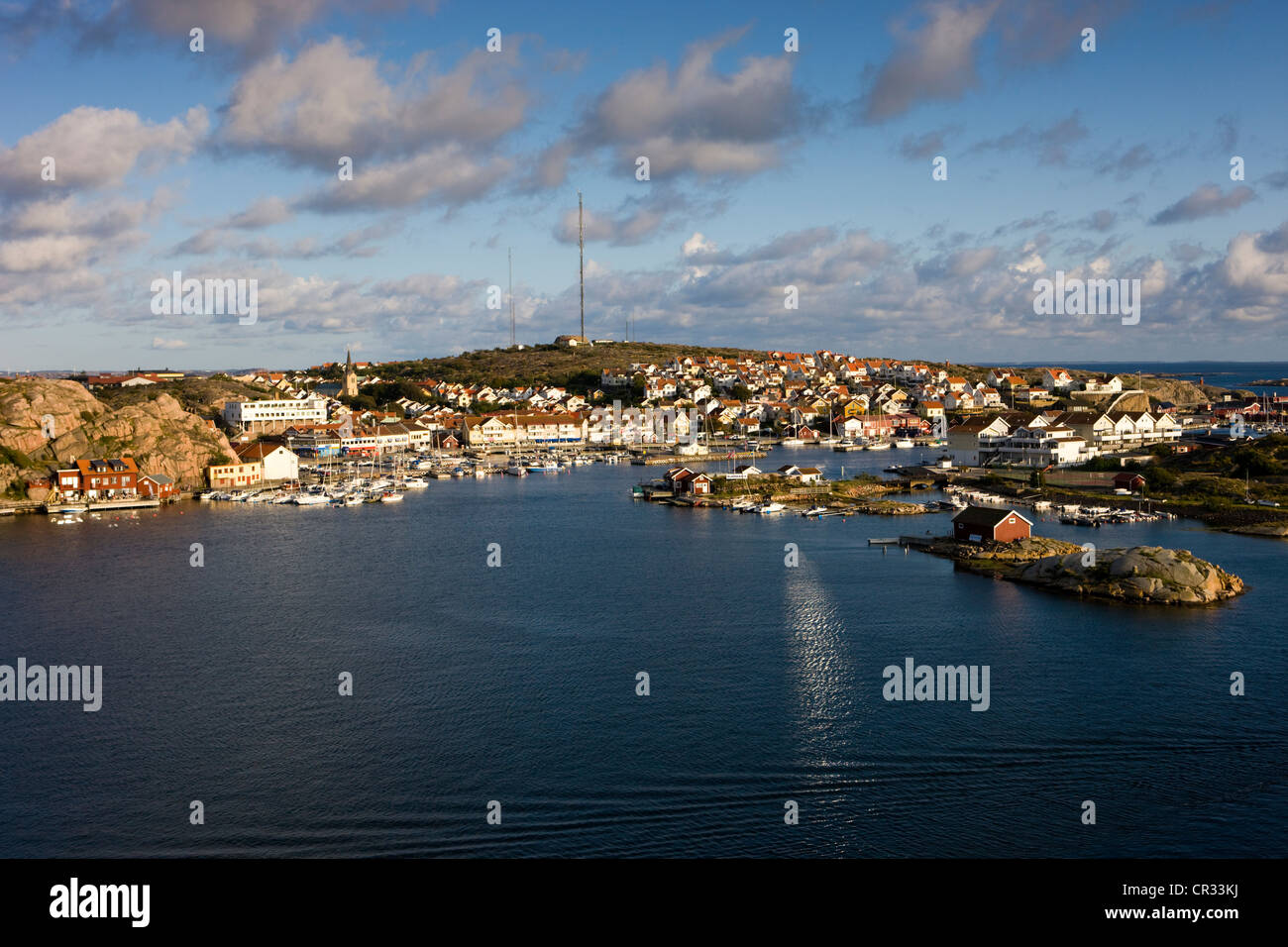 Vista sul porto di Kungshamn, visto da Smoegen, Svezia, Scandinavia, Europa Foto Stock