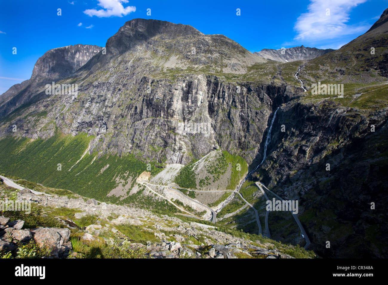 Vista dalla cima del Trollstigen oltre la valle Isterdalen, Norvegia, Scandinavia, Europa Foto Stock