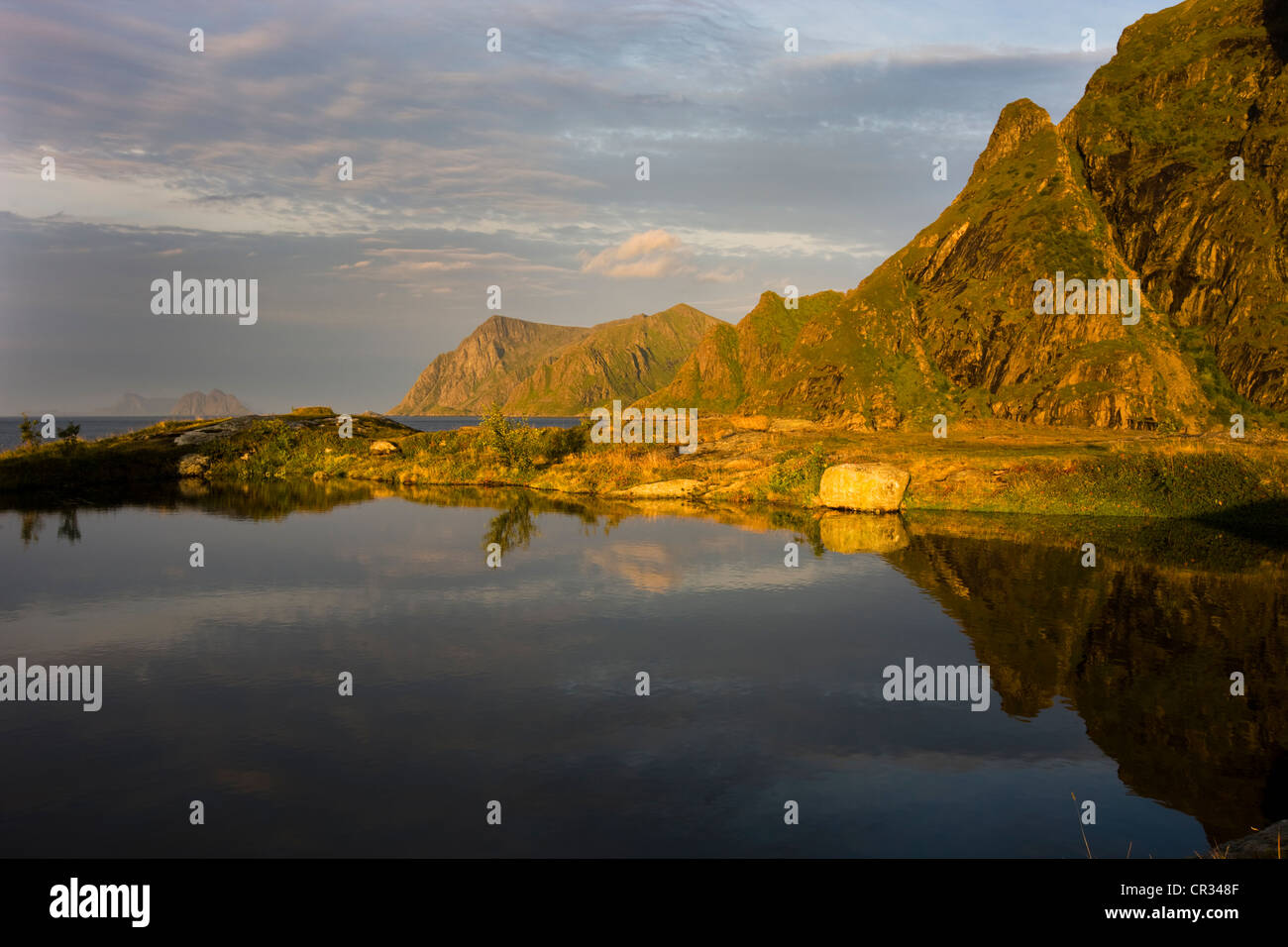 Lago vicino a, Vestvagoya Isola, estremità occidentale delle isole Lofoten in Norvegia, Scandinavia, Europa Foto Stock