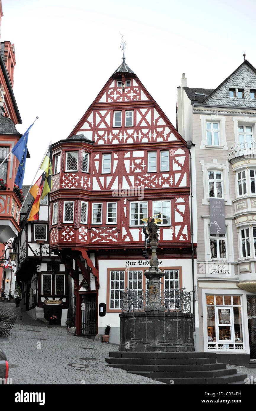 Michael figura su Michaelsbrunnen fontana nella parte anteriore di Bernkastel town hall, Marktplatz square, Bernkastel-Kues, regione Mosella Foto Stock