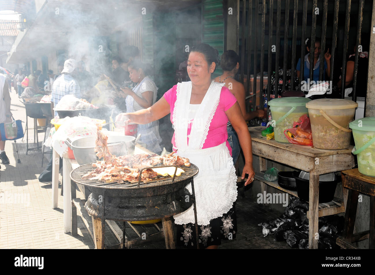 Commessa in un grill, street vending, Leon, Nicaragua america centrale Foto Stock