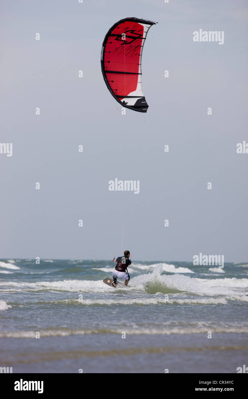 Il Kite-surfer in forte vento, Rømø Island, Danimarca, Europa Foto Stock