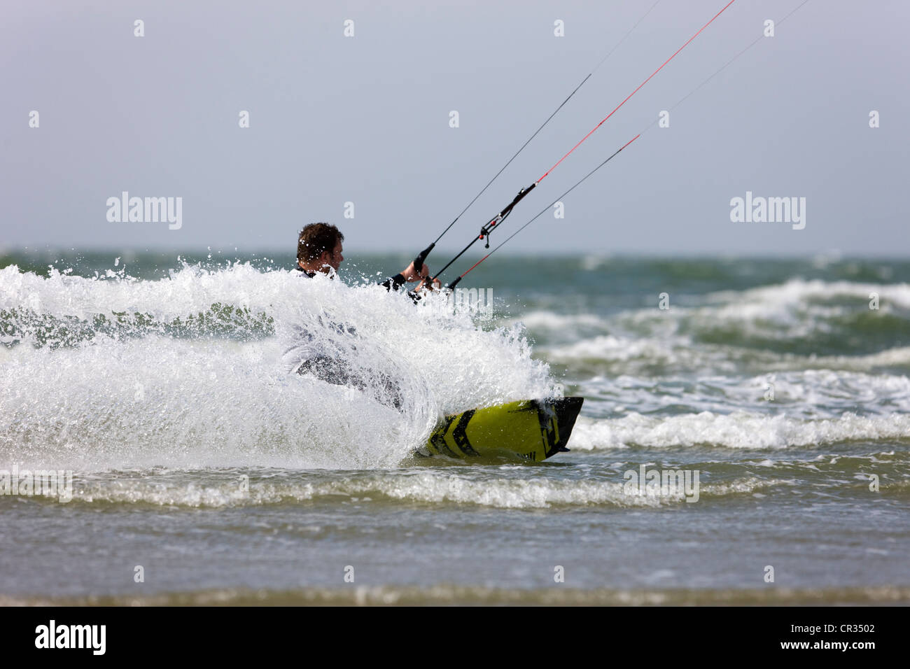 Il Kite-surfer in forte vento, Rømø Island, Danimarca, Europa Foto Stock