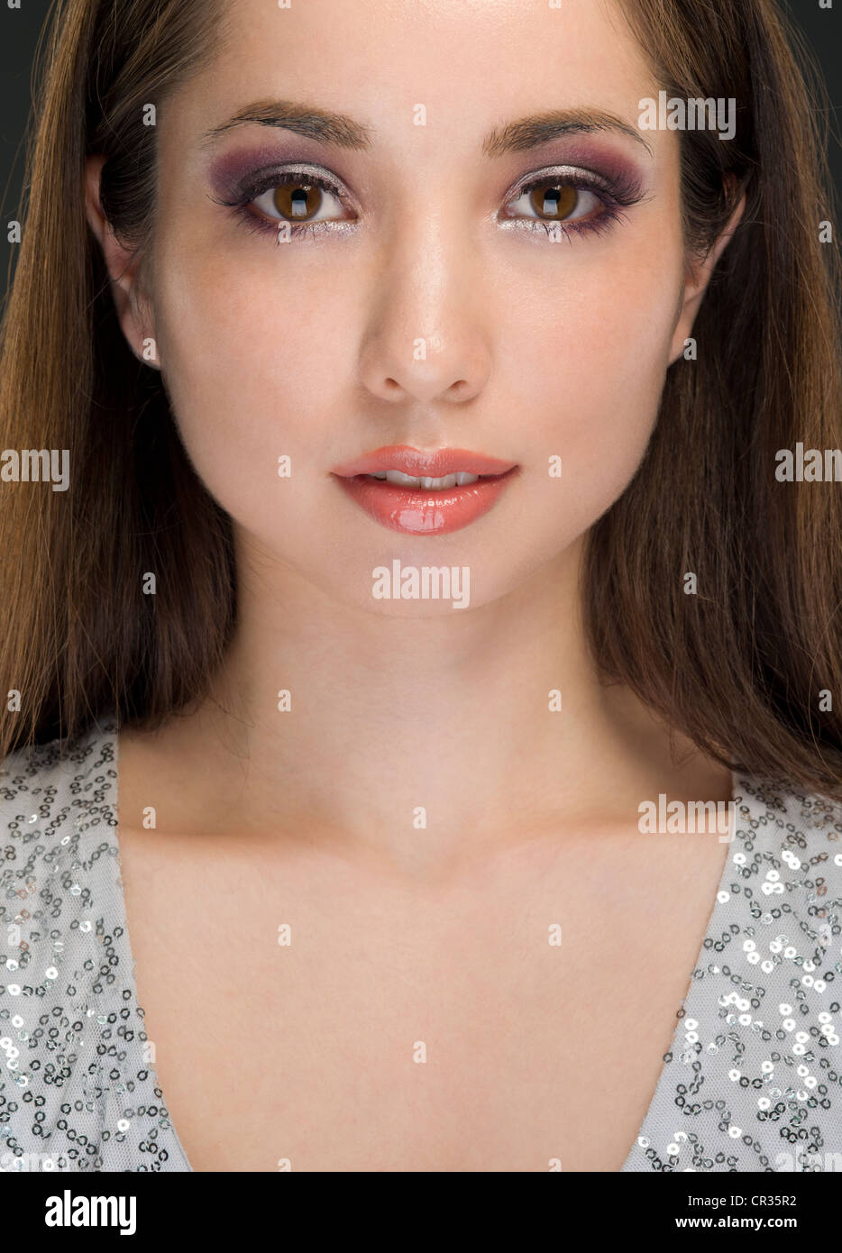Ritratto in studio di bella asiatica donna americana nel suo 20's Foto Stock