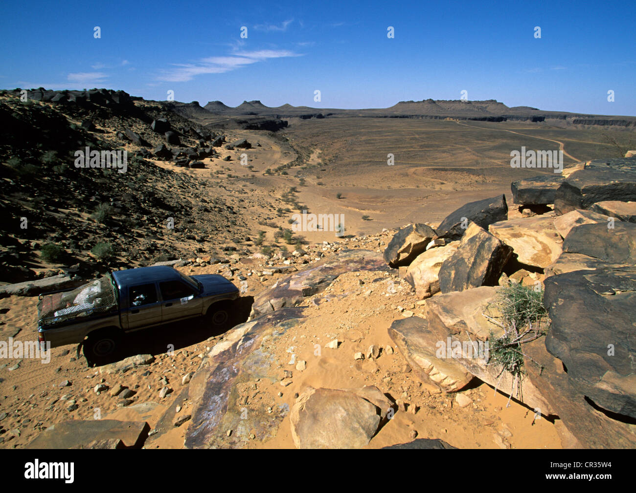 La Mauritania, Regione di Adrar, hikking da quattro per quattro nel deserto con le rovine di Fort Saganne in background Foto Stock