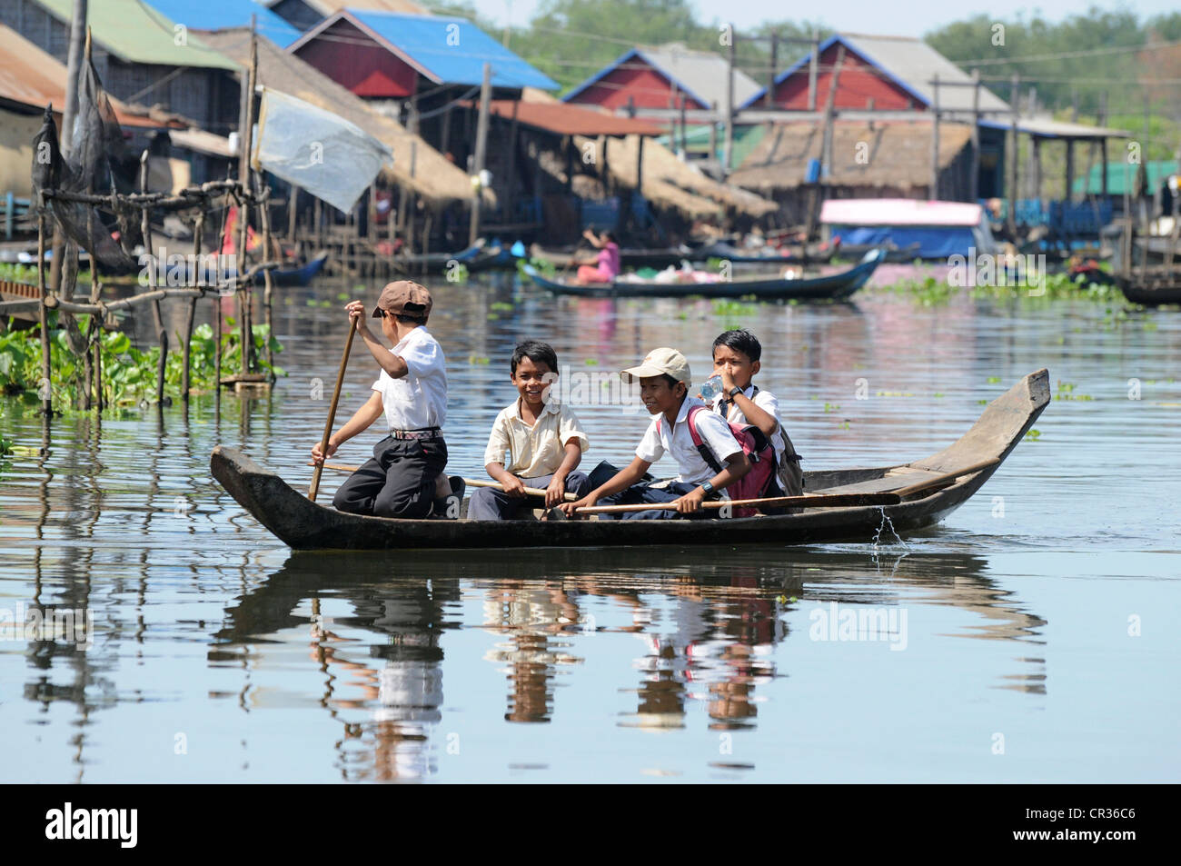 Bambini, canotto, villaggio galleggiante, nautica, lago Tonle Sap, Cambogia, sud-est asiatico Foto Stock