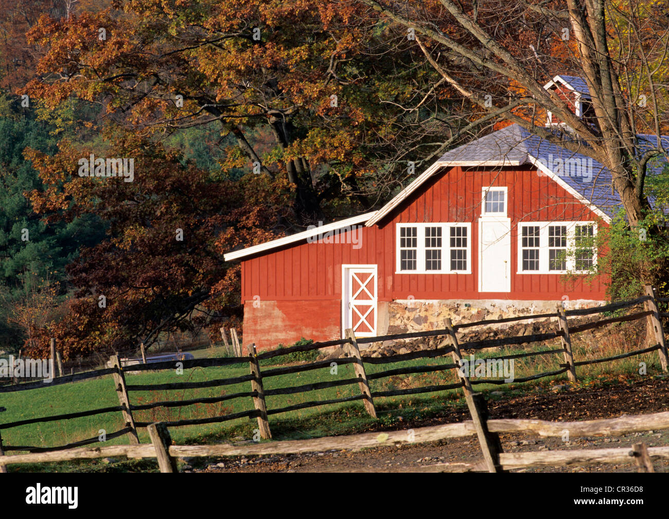 Stati Uniti, Massachusetts, Berkshires, fattoria in autunno nei pressi di Pittsfield Foto Stock