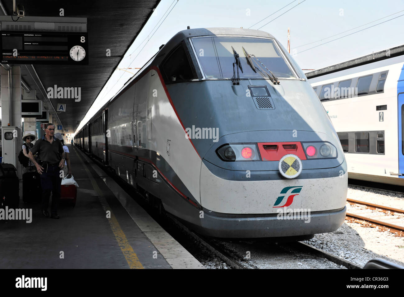 Treno per Milano, Venezia stazione ferroviaria Santa Lucia di Venezia, regione Veneto, Italia, Europa Foto Stock