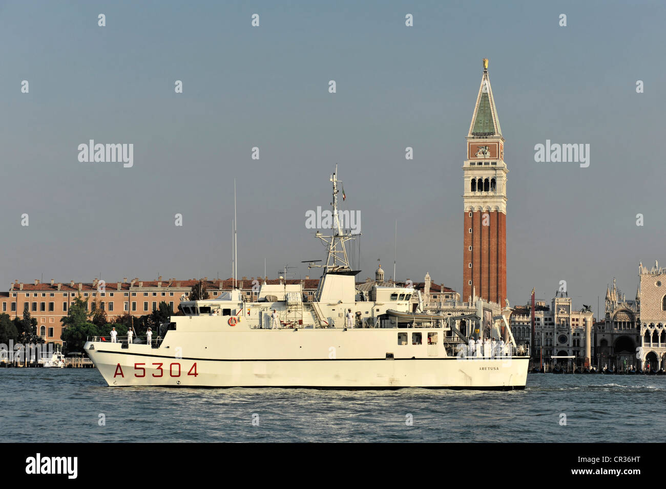 Un 5304, un marina militare italiana barca, avvicinando il porto di Venezia, regione Veneto, Italia, Europa Foto Stock