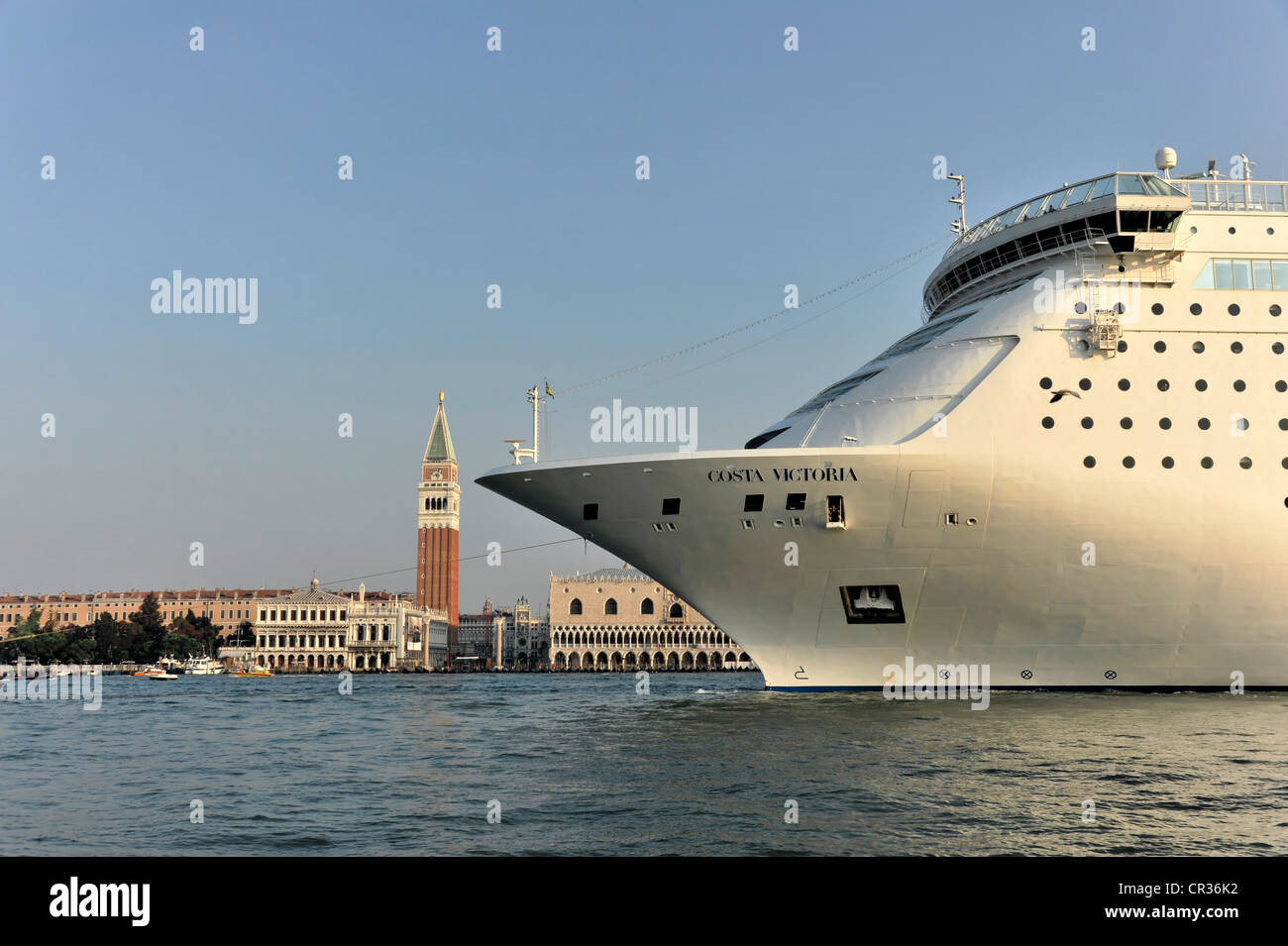 Costa Victoria, una nave da crociera costruita nel 1996, 252,5 m, 2370 passeggeri, avvicinando il porto di Venezia, regione Veneto, Italia Foto Stock