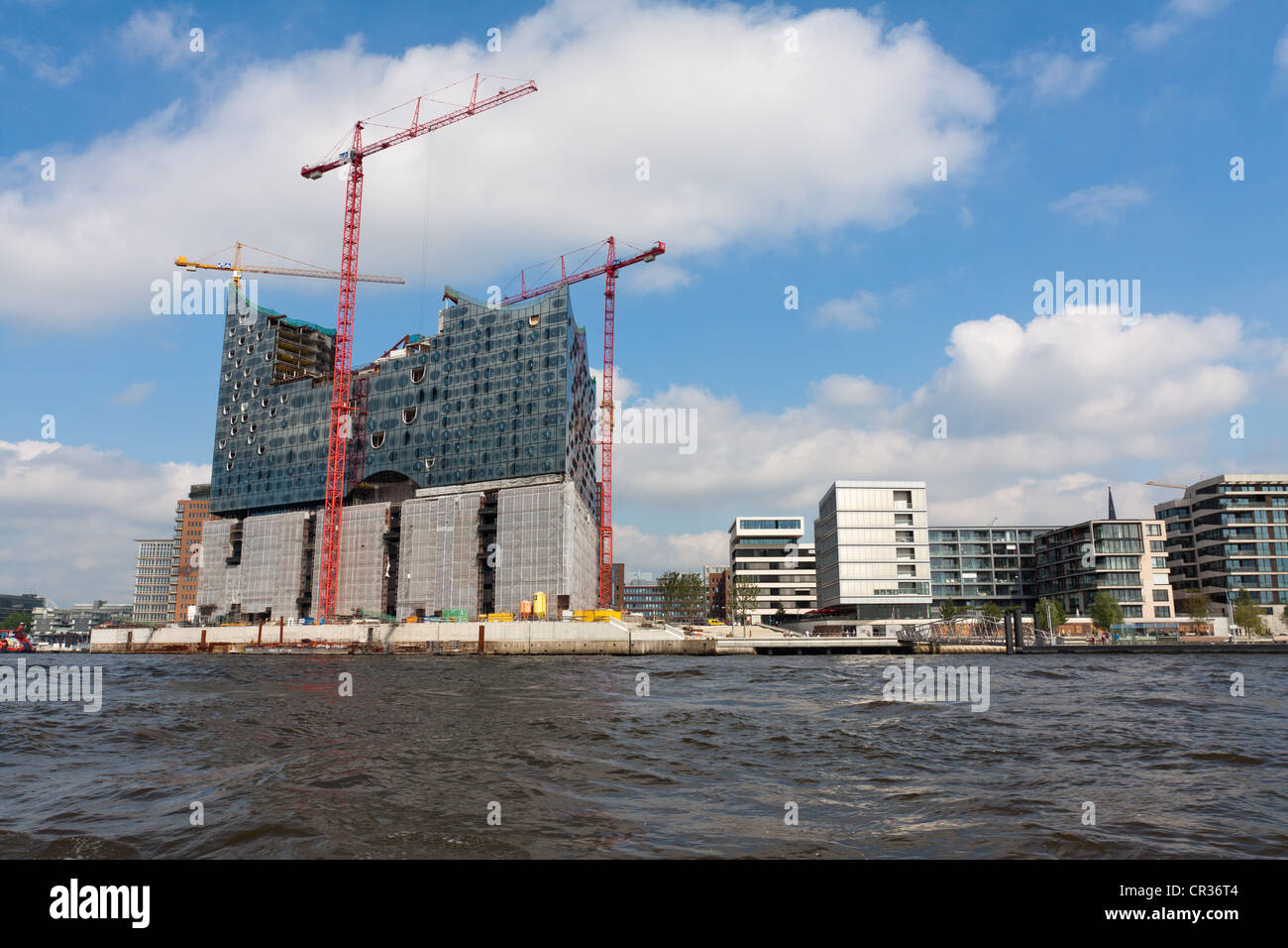 Elbphilharmonie Hamburg concert hall e il quartiere di HafenCity visto dal fiume Elba, Amburgo, Germania, Europa Foto Stock