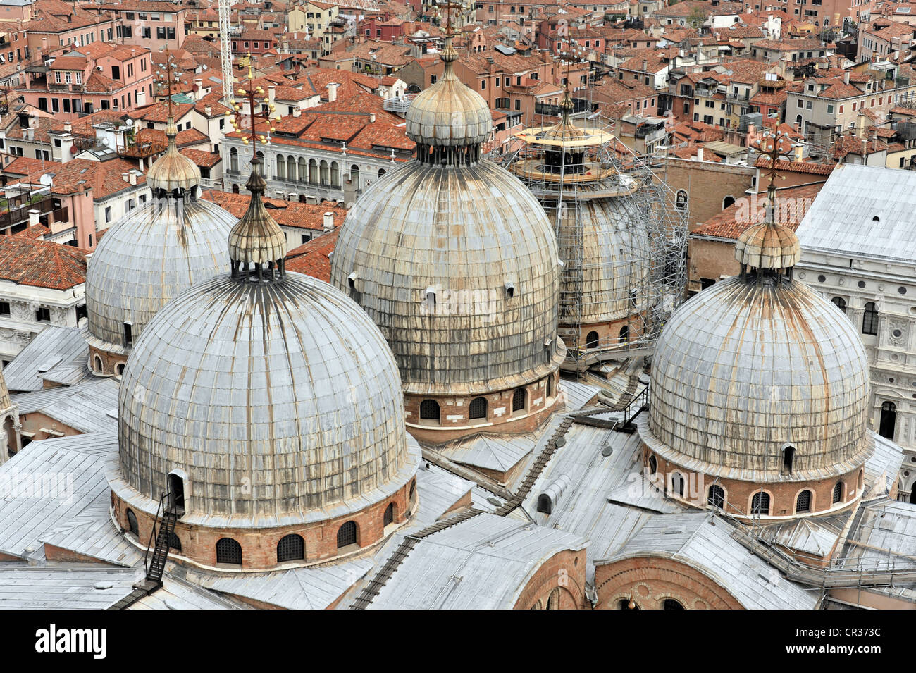 La Basilica di San Marco e Basilica di San Marco, cupole come visto dalla Torre del Campanile di Piazza San Marco, Venezia, Veneto, Italia Foto Stock