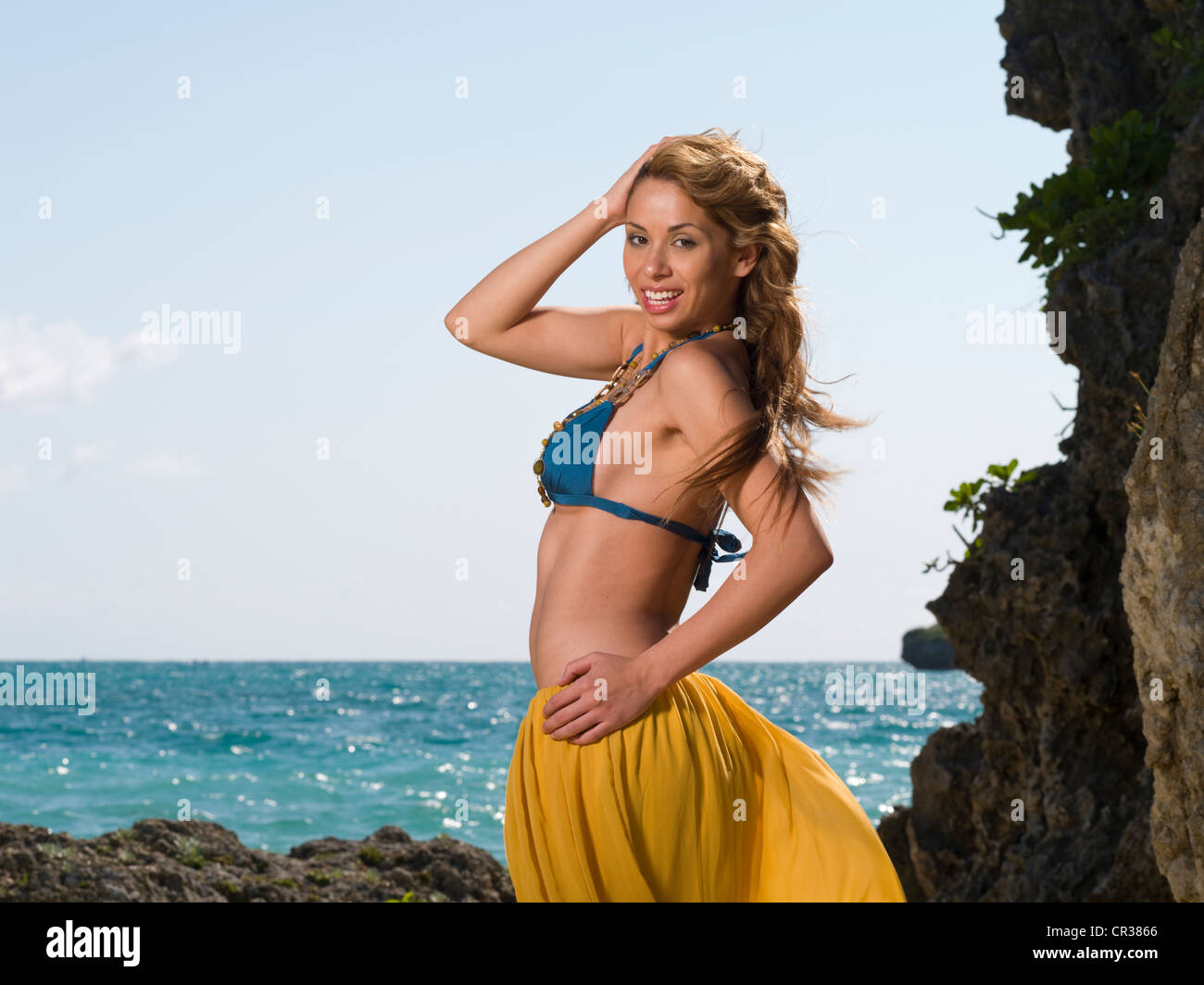 Ragazza brasiliana sulla spiaggia in bikini Foto Stock