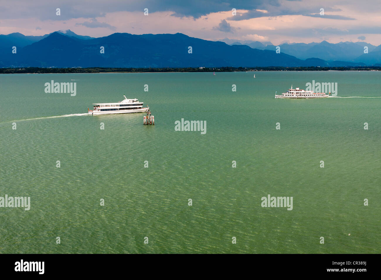 Due navi della BSB linea marittima incontrarsi al di fuori di Lindau sul Lago di Costanza, viste verso Bregenz e Vorarlberg regione in Foto Stock