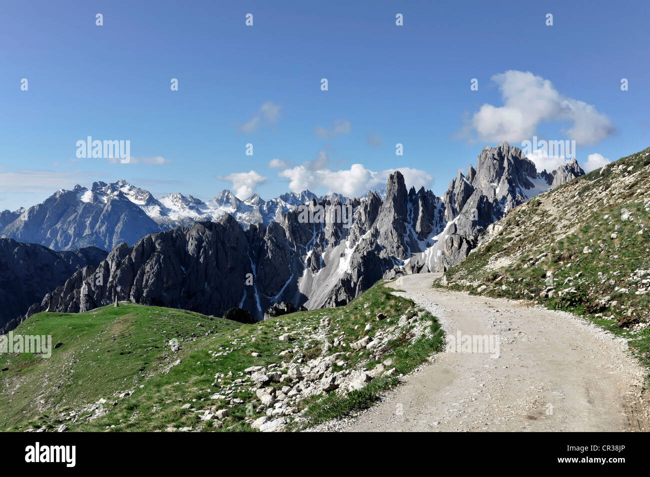 Sentiero escursionistico 101-104, tra Auronzo rifugio alpino, 2320m, e Lavaredo rifugio alpino, 2344m, logge, panorama di montagna a sud Foto Stock