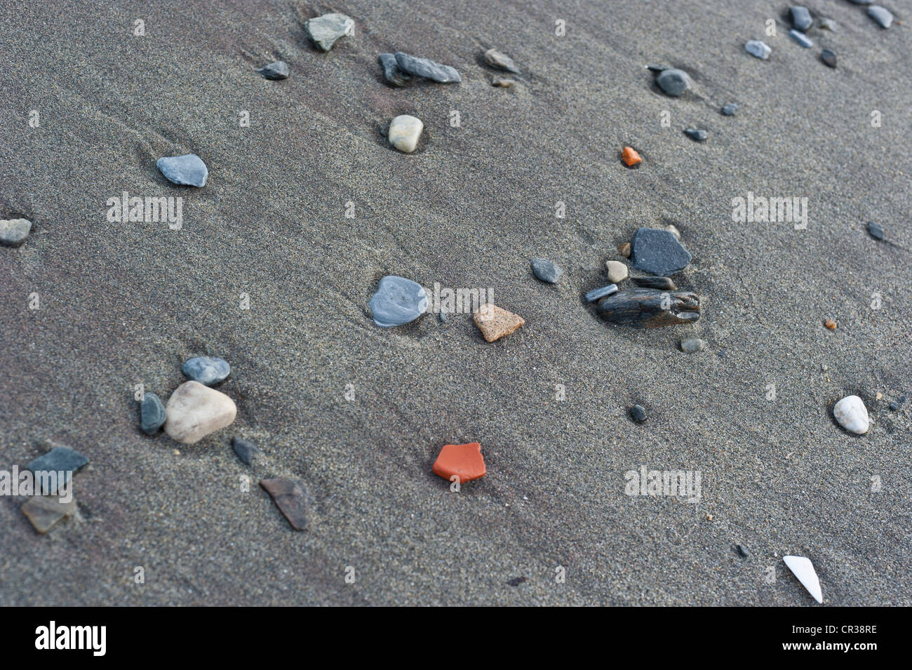 Diverse pietre colorate su una spiaggia Foto Stock