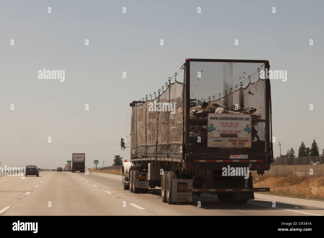 Un trattore-rimorchio camion che trasportano junk su autostrada Foto Stock