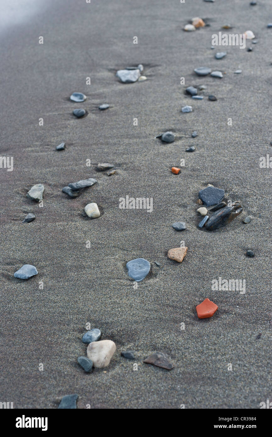 Diverse pietre colorate su una spiaggia Foto Stock